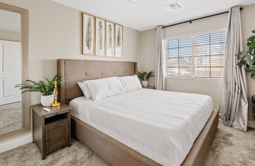 Maryvale House | Centrally located gem/Diving Pool/4BR/2 King beds, near Cardinal Stadium