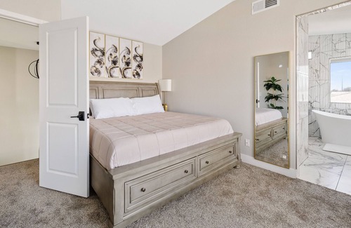 Maryvale House | Centrally located gem/Diving Pool/4BR/2 King beds, near Cardinal Stadium