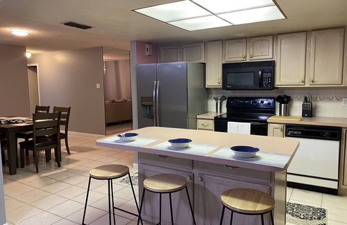 Pinecrest West Park House | ⭐️Centrally located Home with pool table⭐️