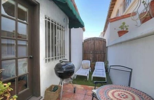 Oak Park Apartment | Centrally Located Coastal Retreat w/A/C