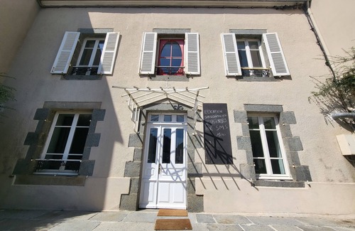 Cotes d'Armor House | Centre Ville de St Quay, 100m Plage. Place du Marché