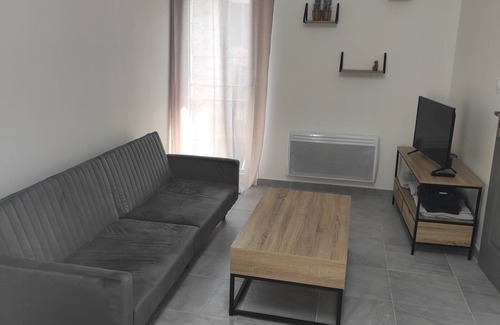 Carces Apartment | Centre Village Provence Verte, Appartement 2 Pièces, Lumineux et Cosy