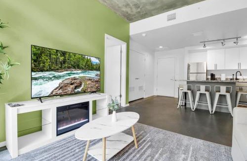 Evans Churchill Apartment | Centric 2BR In HEART of DTPHX Free Garage Parking
