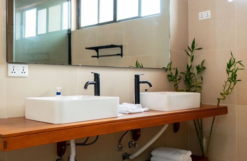 Teshie Hotel | Château NaNa Willine
