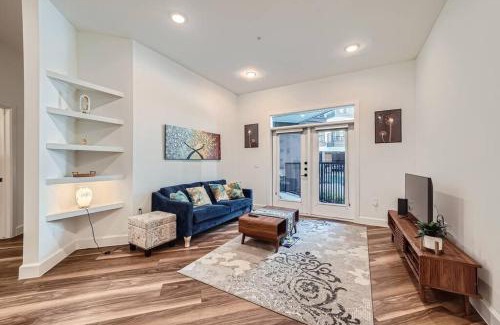 East Cesar Chavez Apartment | Château on Lady Bird Lake - Pool View , DT Austin