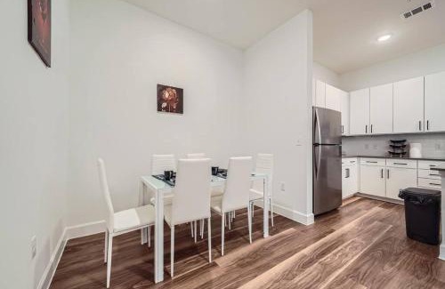 East Cesar Chavez Apartment | Château on Lady Bird Lake - Pool View , DT Austin