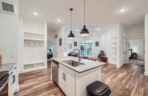 East Cesar Chavez Apartment | Château on Lady Bird Lake - Pool View , DT Austin