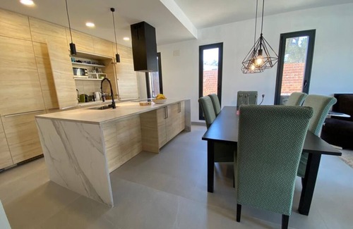 Guillena Villa | Chalé Independiente Piscina y Jardín 100% Privados