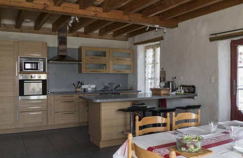 Saint-Bonnet-de-Rochefort Cottage | Chaleureuse maison écologique avec jardin clos, proche rivière et village médiéval. Draps fournis.