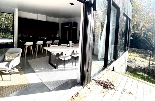 Morin Heights Ski Chalet | Chalet Architectural Avec spa en Nature et Fenestration Plein Pied
