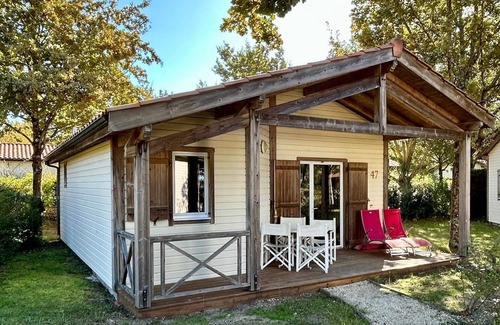 Parentis-en-Born House | Chalet 'Cabane Du Lac' with Shared Pool, Private Terrace and Wi-Fi