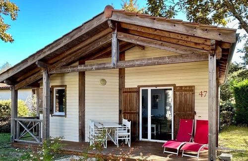 Parentis-en-Born House | Chalet 'Cabane Du Lac' with Shared Pool, Private Terrace and Wi-Fi