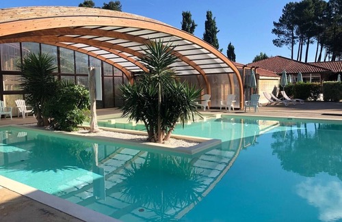 Parentis-en-Born House | Chalet 'Cabane Du Lac' with Shared Pool, Private Terrace and Wi-Fi