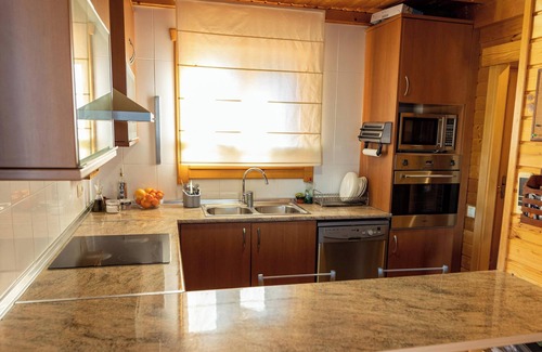 Calafell House | Chalet 'Casa de Madera' with Mountain View, Garden, A/C, Pool & Wi-Fi
