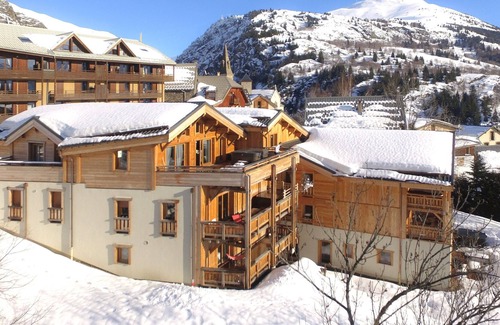 Huez-en-Oisans Ski Chalet | Chalet chaleureux PRIVÉ, à 80m de la télécabine!
