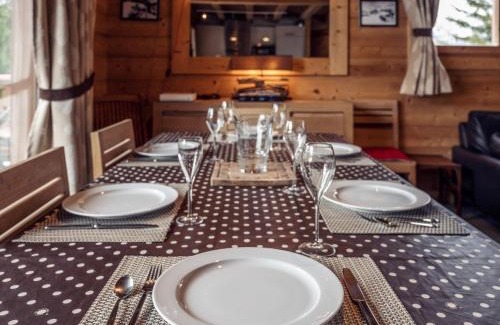 Meribel Ski Chalet | Chalet Chaleureux à Méribel : Cheminée, Jacuzzi, Proche Commerces, 4 Chambres en Suite - FR-1-688-18