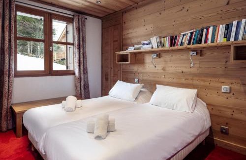 Meribel Ski Chalet | Chalet Chaleureux à Méribel : Cheminée, Jacuzzi, Proche Commerces, 4 Chambres en Suite - FR-1-688-18