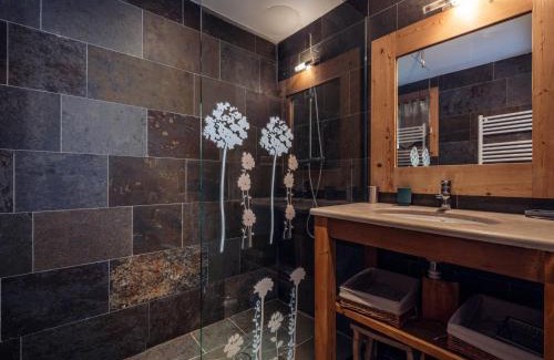 Meribel Ski Chalet | Chalet Chaleureux à Méribel : Cheminée, Jacuzzi, Proche Commerces, 4 Chambres en Suite - FR-1-688-18