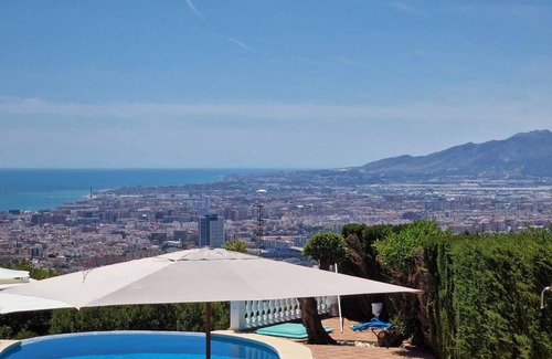 Malaga-Este Ski Chalet | Chalet con una de las Mejores Vistas de Toda Málaga. A Pocos Minutos del Centro