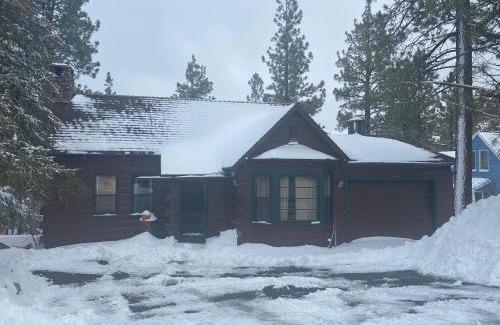 Big Bear Lake Ski Chalet | Chalet Des Ours -Comfortable and spacious home with WIFI! Close to everything!