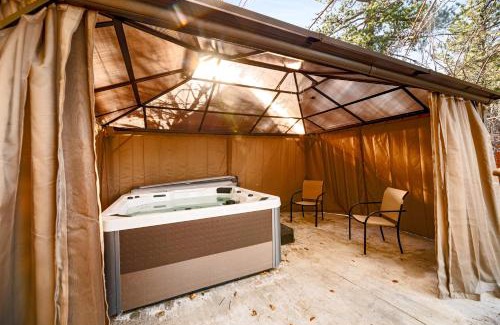 Big Bear Lake Ski Chalet | Chalet Des Ours -Comfortable and spacious home with WIFI! Close to everything!