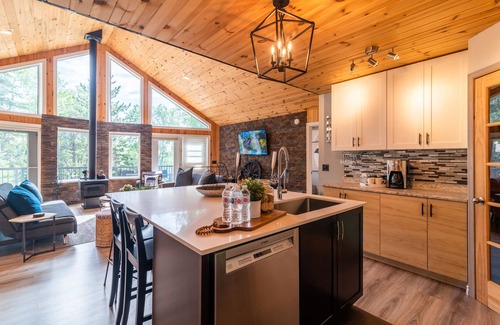 Kenora Cabin | Chalet for summer stays~ Next To Rushing River Park, Kenora ~ Includes Kayaks!