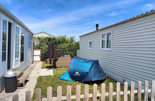Bredene Ski Chalet | Chalet Harly at Kerlinga campsite within walking distance of the beach and stores.