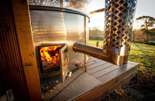 Chiddingstone Hoath House | Chalet in Kent with Hot Tub & Countryside Views