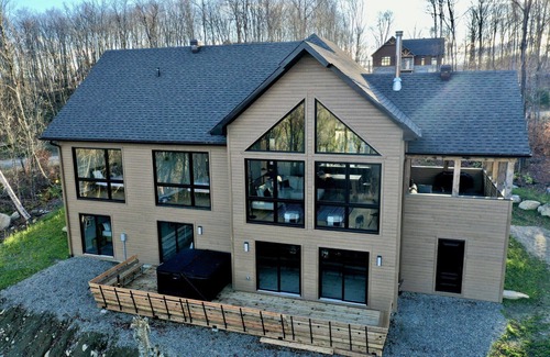 Saint-Faustin-Lac-Carre Ski Chalet | Chalet in the mountains, on the golf course and near skiing.