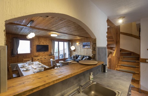 Les Eucherts Ski Chalet | Chalet Le Cervinia, 10 people, in the heart of La Rosière
