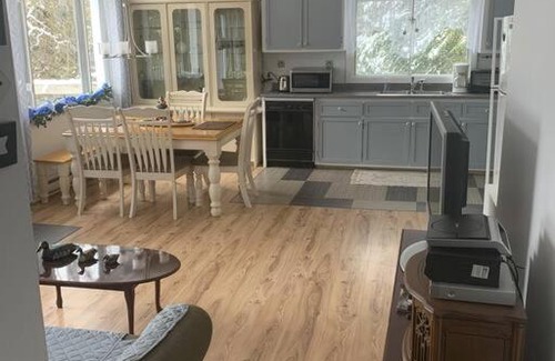 St-Adolphe-d'Howard Ski Chalet | CHALET LA PENINSULE AU BORD DU LAC