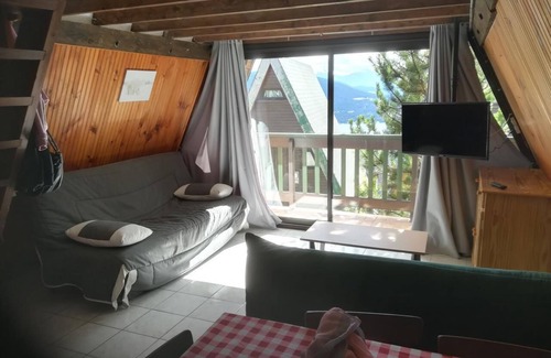 Les Angles Ski Chalet | Chalet 'Les Angles' with Lake View, Private Terrace and Garden