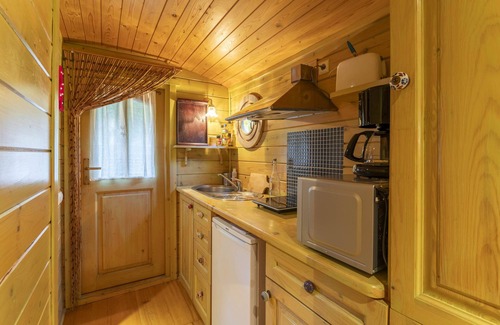 St.-Remy-de-Provence Ski Chalet | Chalet "Mas La Pauline Roulotte Bohême" with Shared Pool, Private Terrace & Wi-Fi