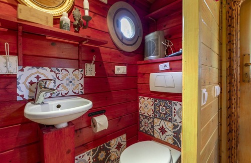 St.-Remy-de-Provence Ski Chalet | Chalet "Mas La Pauline Roulotte Bohême" with Shared Pool, Private Terrace & Wi-Fi