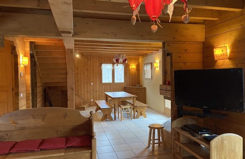 Crest-Voland Ski Chalet | Chalet pour 9, à 100m des pistes, proche commerces, avec wifi et confort complet