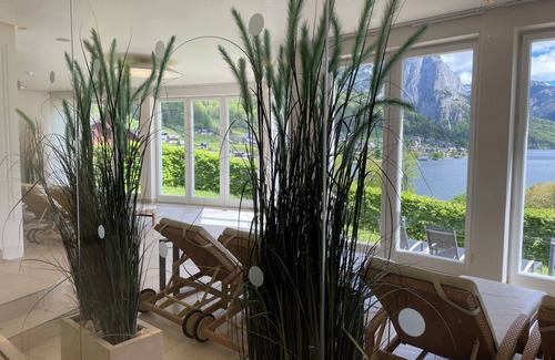 Grundlsee Apartment | Chalet room at the Mondi Resort on Lake Grundlsee in winter