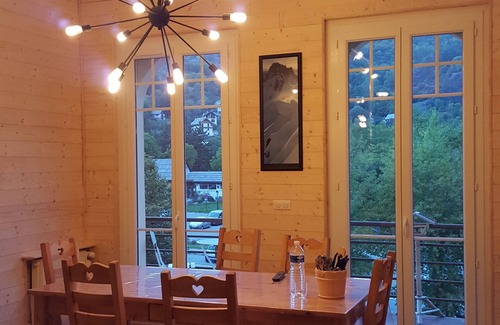Saint-Etienne-de-Tinee Apartment | Chalet-style apartment in a village, 300m from the cable car