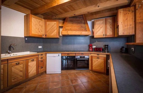 Cognet Ski Chalet | Chalet Skis aux Pieds! Sauna et Jacuzzi Privés
