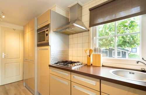 Scharendijke Ski Chalet | Chalet Strandloper L25 privately situated near sea and beach