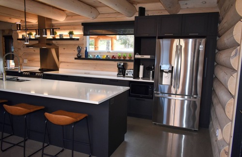 Mauricie Ski Chalet | Chalet un Air de Bois, riverside log cabin