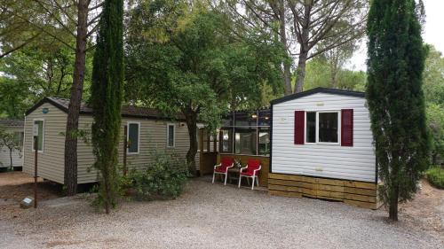 Roquebrune-sur-Argens Other | Chalets met buitenkeuken op Camping Leï Suves - JoyCasa