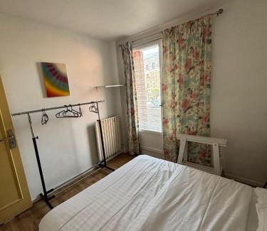 Epinay-sur-Seine Bed & Breakfast | Chambre avec salle de bain privée, MOULIN ROUGE, 20 min de Paris APPARTEMENT COMMUN
