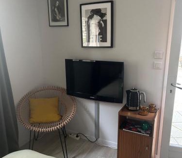 Villeneuve-les-Avignon Apartment | Chambre indépendante Les Chênes