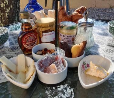 Ruoms Bed & Breakfast | chambre plus salon 25 M2 et table d'hôtes Ruoms 2