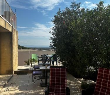 Villeneuve-les-Avignon Bed & Breakfast | Chambre pour 2, au calme, proche du centre, avec un arrêt de bus au bas de la maison et climatisé