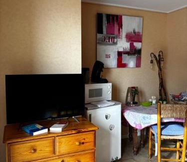 Villeneuve-les-Avignon Bed & Breakfast | Chambre pour 2, au calme, proche du centre, avec un arrêt de bus au bas de la maison et climatisé