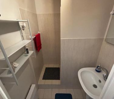 Villeneuve-les-Avignon Bed & Breakfast | Chambre pour 2, au calme, proche du centre, avec un arrêt de bus au bas de la maison et climatisé