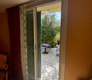 Villeneuve-les-Avignon Bed & Breakfast | Chambre pour 2, au calme, proche du centre, avec un arrêt de bus au bas de la maison et climatisé