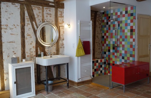Lavaur Bed & Breakfast | Chambre rouge-Double room-Deluxe-Private Bathroom-Courtyard view