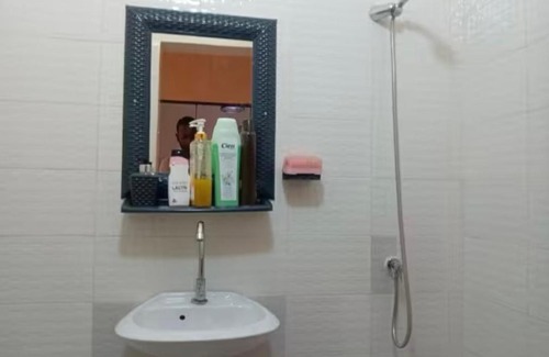 Ngor House | Chambre spacieuse propre et serviettes